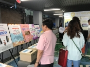 독산1동 주민총회 벤치마킹에 참여해 사업홍보부스를 둘러보고 있다.