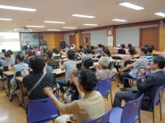26일 개최된 송죽동 테마가 있는 인문학 강좌에 참여한 지역주민들이 강의를 듣고 있다. 