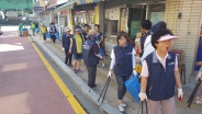 대청소에 나선 세류2동 통장과 직원들