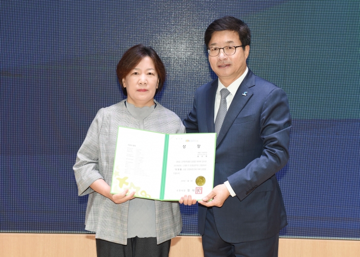 2018년 1분기 '친절왕' 공무원 최선희 보육지원팀장(왼쪽)이 수상 후 염태영 수원시장과 기념촬영을 하고 있다. 