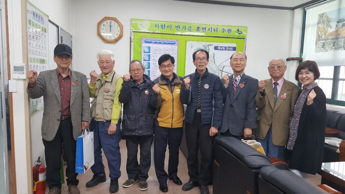 수원시 팔달구 매교동(동장 정봉수)은 지난 4일 동 주민센터에서 경로당 회장단과의 5월 월례회의를 개최했다. 