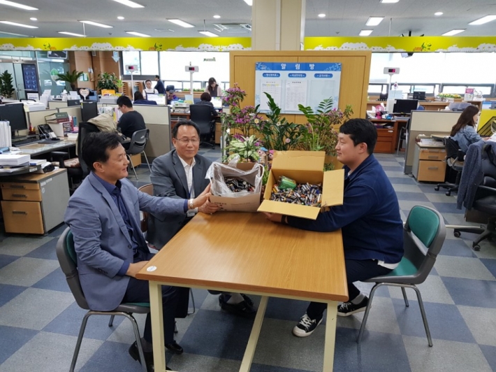 폐건전지수거 수거 및 전달사진