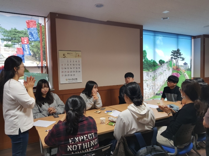 벽화 디자인을 논의하는 에코가이드들.