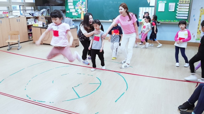 전래놀이를 하면서 한바탕 노는 아이들의 모습 