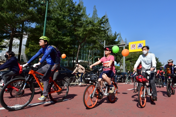​자전거를 즐기는 시민들(사진/수원시 포토뱅크 강제원)​