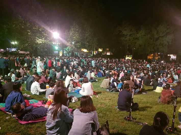 경기상상캠퍼스에서 열리는 2018 수원연극축제 '숲속의 파티', 많은 관람객이 공연을 즐기고있다