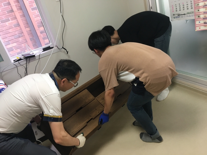 물품 옮기는 모습