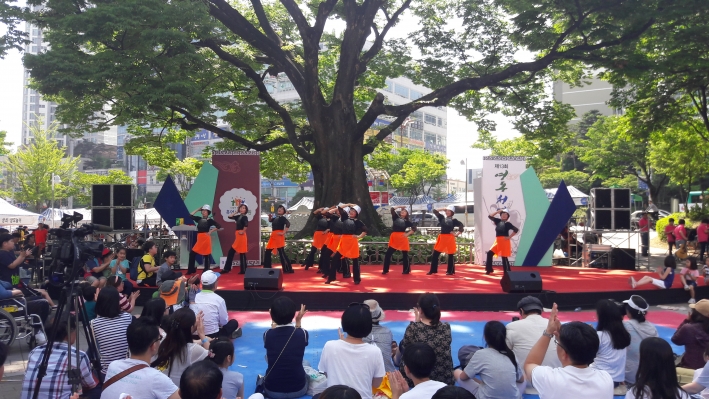 영통1동 라인댄스 동아리 '댄싱퀸' 영통청명단오제서 신나는 공연