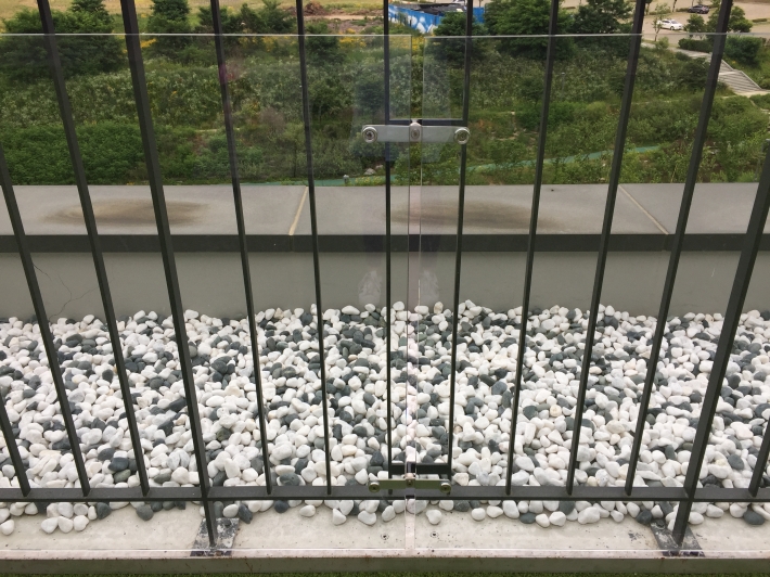 3층 테라스, 간격이 넓어 어린 아이들 머리가 들어가고, 돌멩이를 던지기도 해 위험했던 구조물이 안전하게 변신