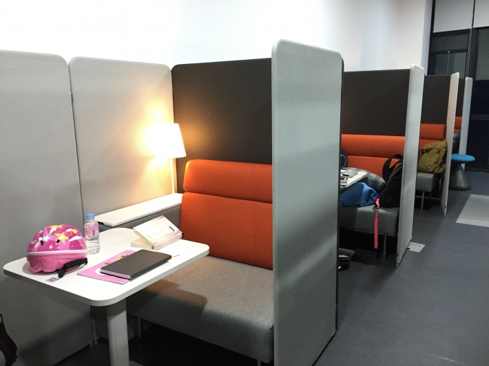 카페 못지 않은 예쁘고 편한 시설을 자랑하는 종합자료실 소파와 테이블