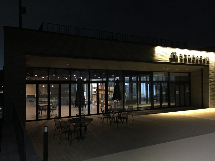 잠깐 구경하고 나오려던 도서관에서 나오니 어느새 밤이 어두워졌다