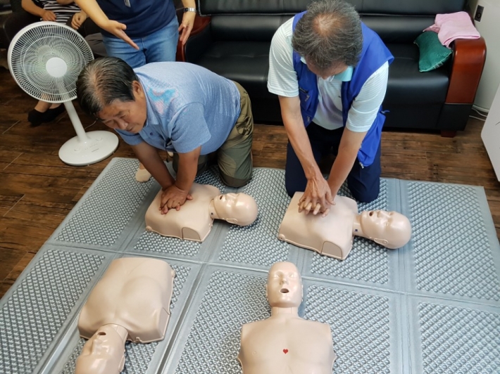광교1동 카페거리 경로당 어르신들 심폐소생술 교육사진