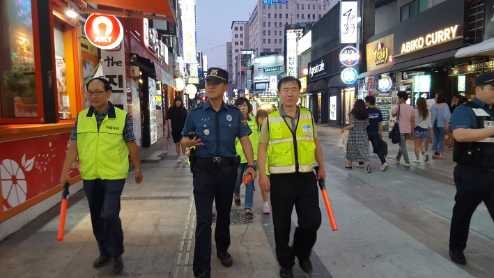 매산동골목순찰대의 방범활동 사진입니다.