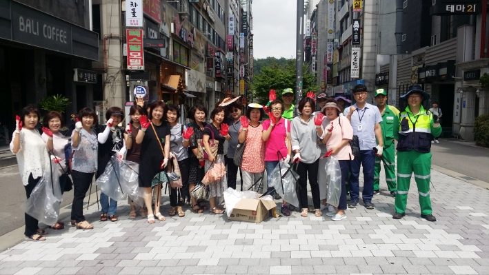 이번 대청소에 참가한 주민 중 2조가 청소 시작전 의지를 다지고 있다.