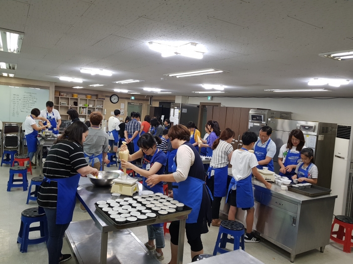 직접 빵을 만드는 모습