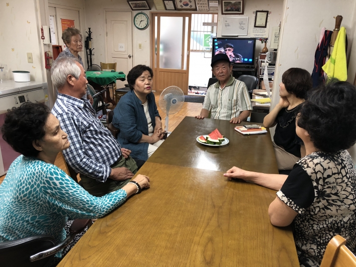 무더위쉼터 어른신들과 대화 모습