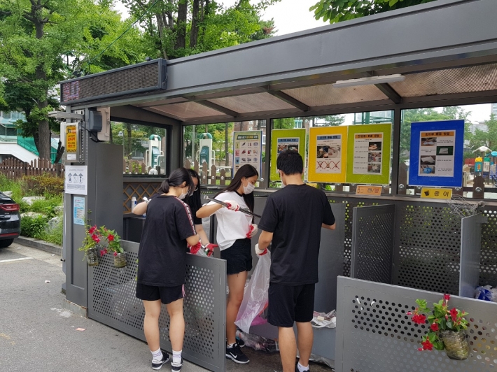 에코스테이션을 청소하는 에코가이드 학생들.