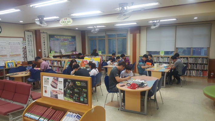 아버지와 함께 늦은시간까지 아이들과 도서관에서 책을 읽고 있다.