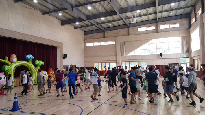 아버지와 함께하는 미니운동회에 아버지와 아이들이 몸풀기를 하고 있다.