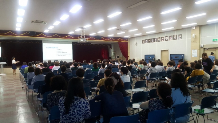 영통구 대회의실에서 2018년 7월 17일 실시된, 관련부서 합동 어린이집 원장교육에 300여명이 참석한 교육 모습