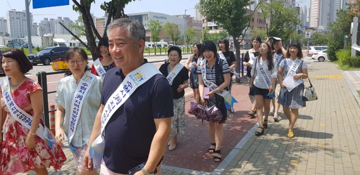 폭염에도 불구하고 복지사각지대 발굴을 위한 캠페인 활동을 하고 있다.