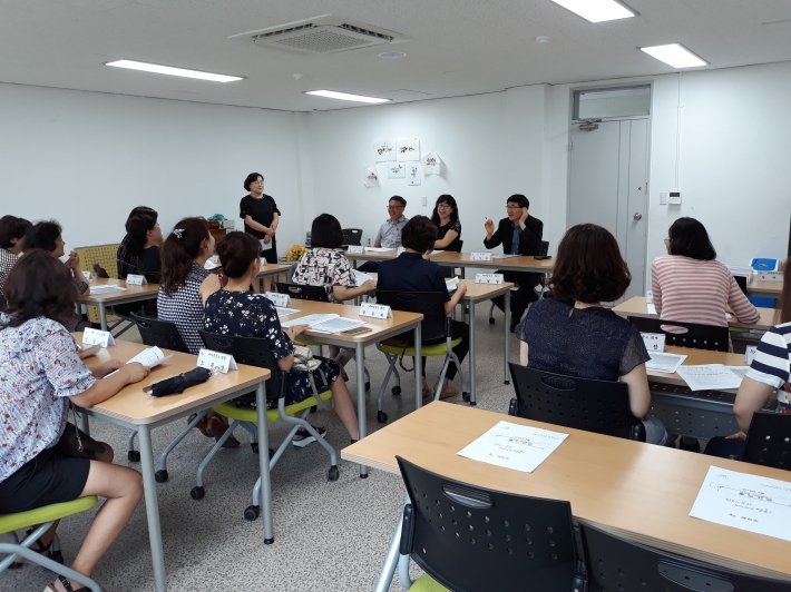 태장동 새마을 문고(회장 정미갑)는 10일 태장동 주민커뮤니티센터 1층 바둑교실에서 회원 16명이 참석한 가운데 8월 월례회의를 개최했다.