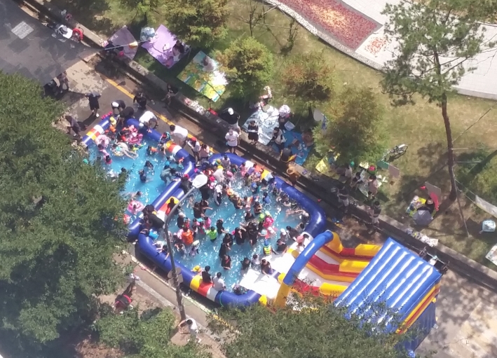 상공에서 찍은 칠보183거리축제 물놀이 모습