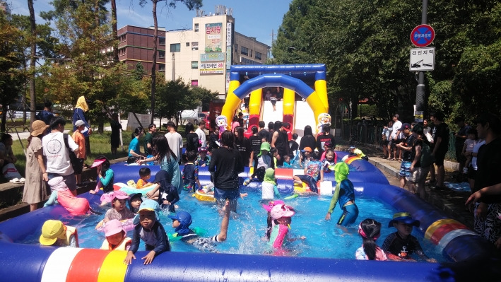 워터슬라이드와 물놀이 풀장을 즐기는 어린이들 모습