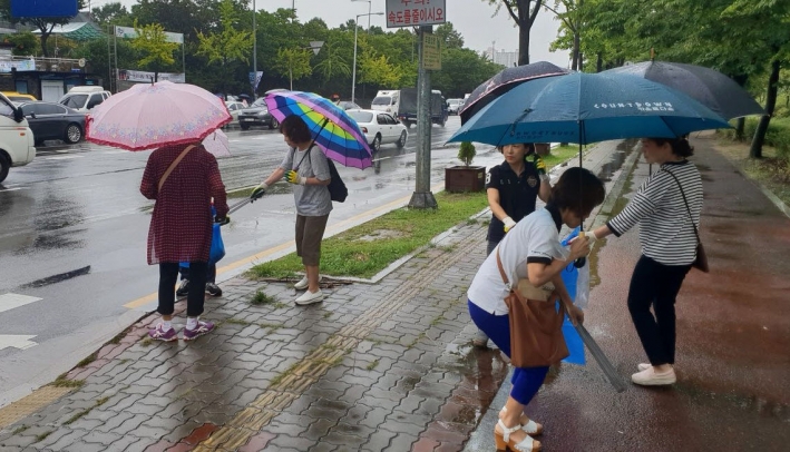 화산지하보도 인근을 청소하는 중이다.