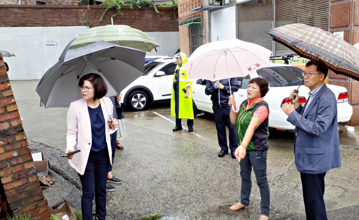 이기생 송죽동장과 황경희 수원시의원이 CCTV 설치 요청 민원인의 설명을 듣고 있다. 