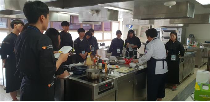 수원시청소년육성재단 광교청소년수련관의 여성가족부 공모사업 '청식당'에 참가한 청소년들이 요리실습을 하고 있다.