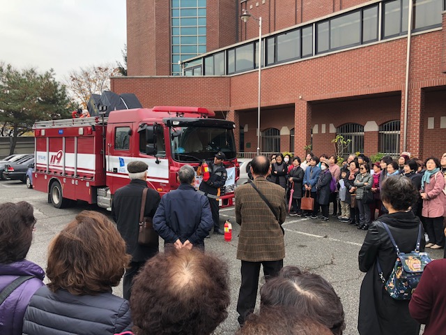 율전동성당 신자들이 소방관의 교육 내용을 경청하고 있다.