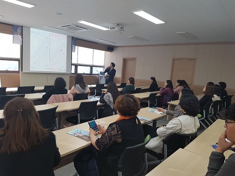 서울JS병원장이 지역주민을 대상으로 성장 강좌를 진행하는 모습