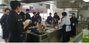 수원시청소년육성재단 광교청소년수련관의 여성가족부 공모사업 ‘청식당’에 참가한 청소년들이 요리실습을 하고 있다.