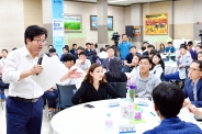 염태영 수원시장이 ‘참시민 토론회’를 열고 시민들과 의견을 공유하고 있다.   