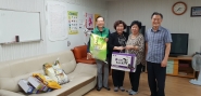 영통1동 단체장협의회원이 경로당을 방문해 위문품을 전달하고 기념촬영