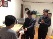 한국보건복지인력개발원 경인교육센터 직원들이 홀몸노인을 방문하여 후원금을 전달했다.