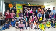 영통구는 지난 9월28일, 광교마을40단지 경로당에서 찾아가는 어린이집 인형극 공연을 실시,지역 어르신과 어린이들이 함께 어울려 관람하였다.