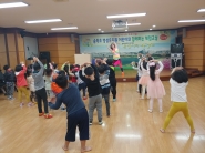 1일, 송죽꿈나무 어린이주민자치회 아이들이 키즈 줌바댄스 프로그램을 체험하고 있다. 