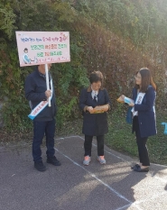 올바른 펫티켓 문화정착을 위하여 시민에게 홍보하고 있다