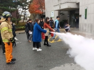 소방합동훈련중 조원1동 직원 소화기 사용법 숙지