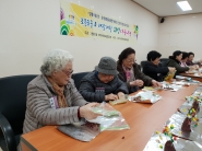 치매예방 미술치료 교실에 참여한 노인들