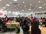 매산동 작품발표회에서 많은 주민들이 무대공연을 관람하고 있다.