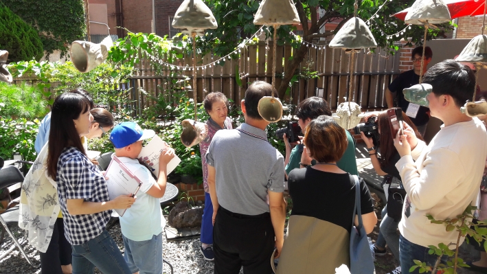 강연 전  독자들과 작가의 담소하는 모습