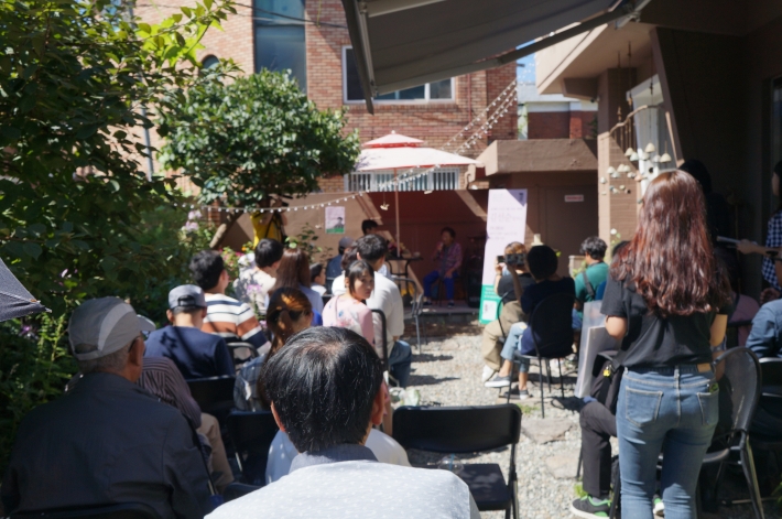 카페 마당에서 진행된 강연회 모습