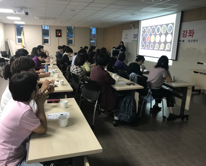  '찻잔 곁의 그림과 신화'강좌에 참석한 주민들이 강의에 열중하고 있다.