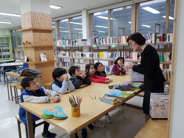 영통구 광교2동 새마을문고(회장, 이승혜)는 지난 26일 13시, 관내 시립 어린이집 원생들을 대상으로 키즈스쿨 특강을 진행
