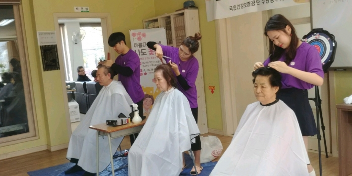 광교호수마을휴먼시아32단지아파트 경로당에서 광교2동 주민자치위원회와 수원뷰티실용전문학교 학생들이 이미용 봉사활동을 진행 중에 있습니다.