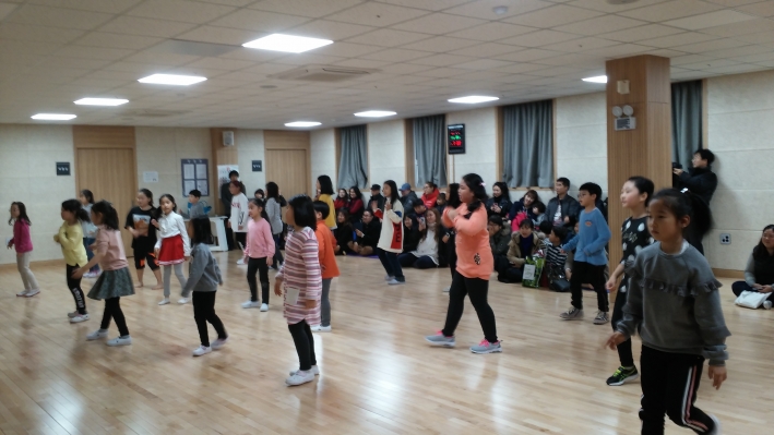 연무동 문화센터 어린이들이 방송댄스를 추고 있다.