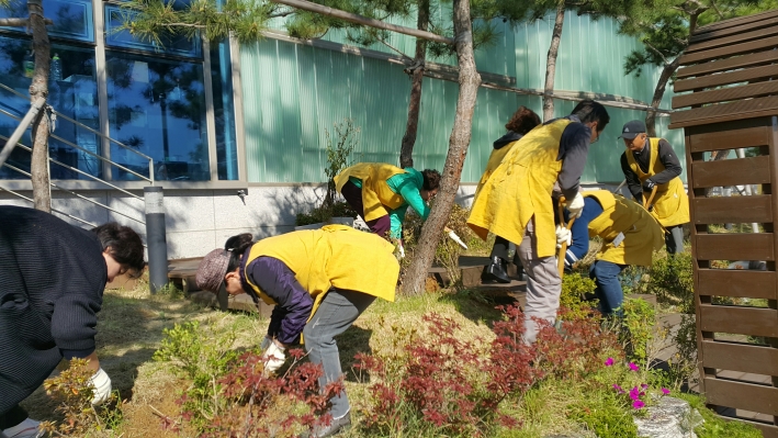 설계한 대로 마을 정원만들기를 하고